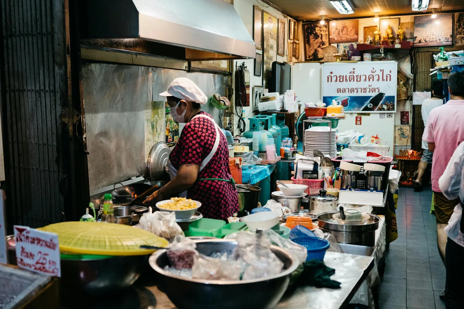 Bangkok Culinary Adventures: Comparing Cooking Classes with Local Market Tours